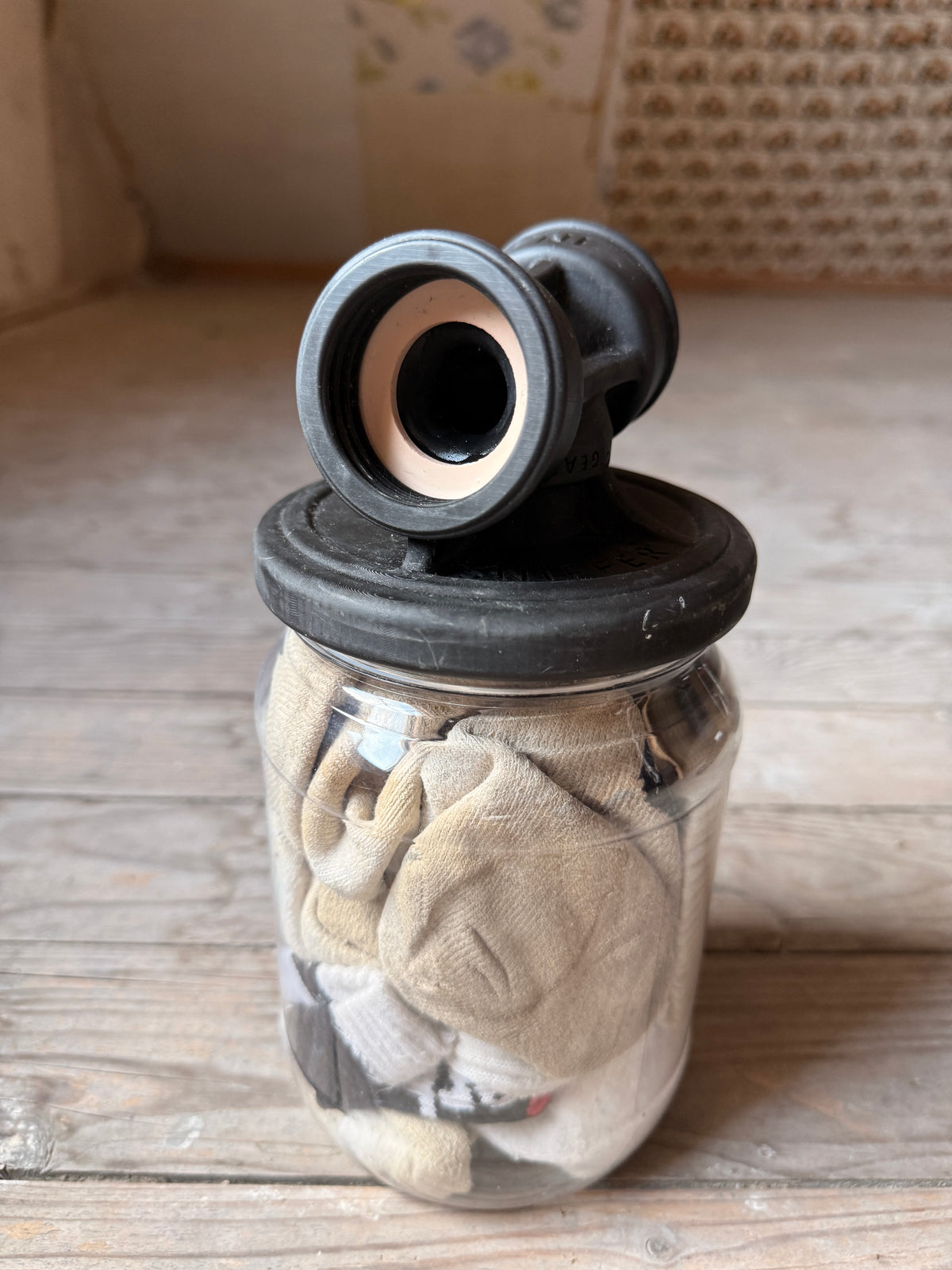 Gros plan d’un verre Sk8erboy Vast Sniffer avec des chaussettes usées à l’intérieur et un couvercle filtre noir.