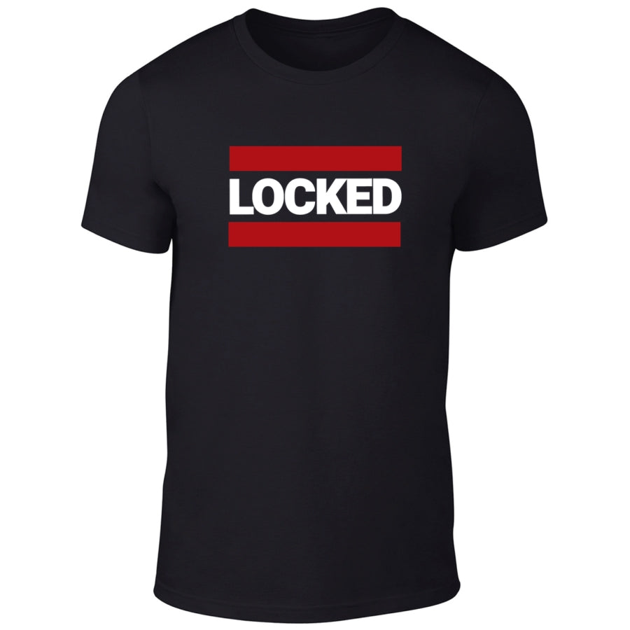 T-shirt Sk8erboy noir avec grands lettrages blancs LOCKED sur le devant, avec des barres rouges au-dessus et en dessous, devant un mur blanc pour gay et fétichisme