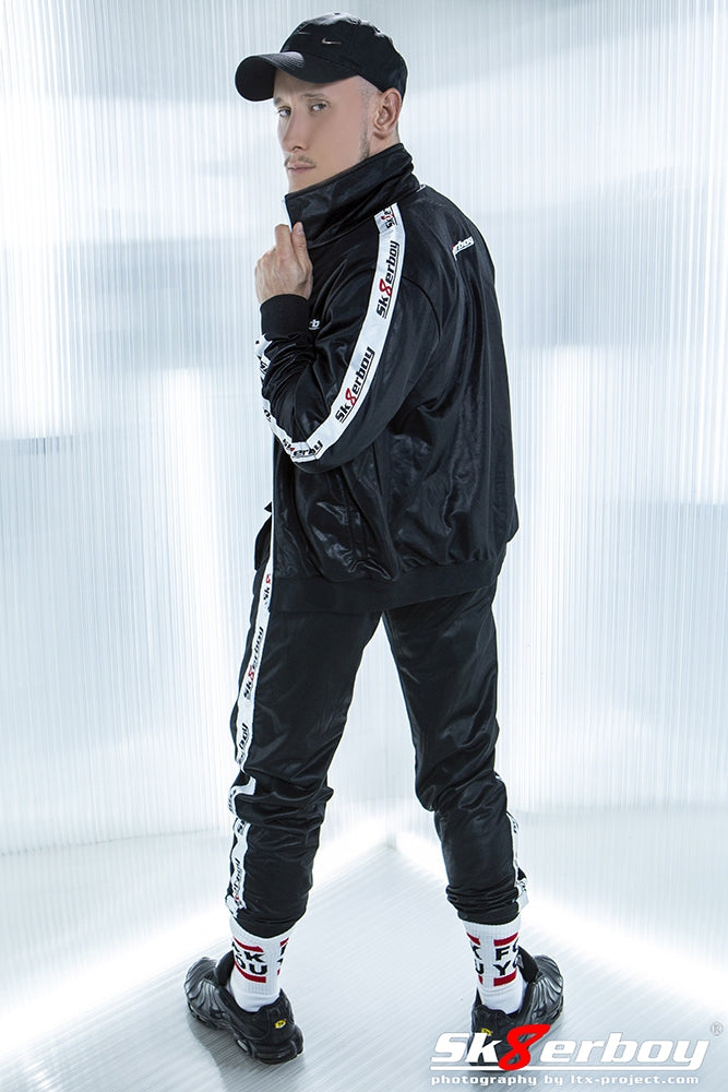 gay de dos avec des shiny tracksuits de sk8erboy et des fck you socks dans des Nike TN avec casquette Nike noire