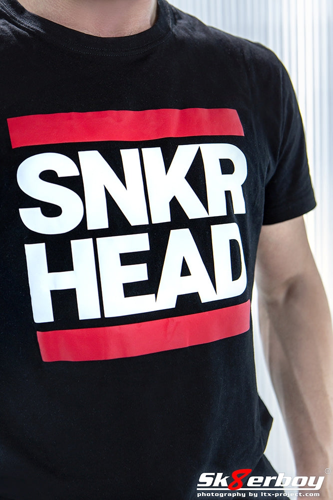 T-shirt noir Sk8erboy vu de face avec imprimé SNKR head en blanc et bandes rouges