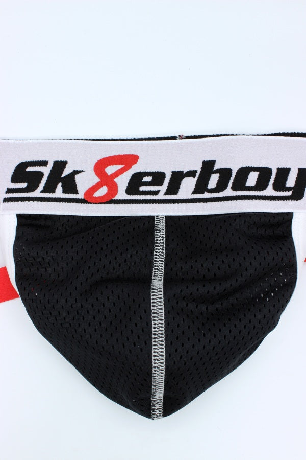 sk8erboy jock aux couleurs noir, blanc et rouge, avec tissu mesh à l’avant et grand logo sur la large ceinture, comme sous-vêtement fétiche en vue détaillée de face