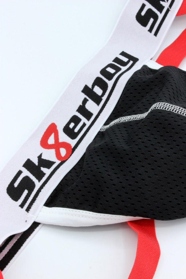 jock sk8erboy en noir, blanc et rouge, avec tissu mesh à l’avant et grand logo sur la large ceinture, en sous-vêtement fétiche, vue détaillée
