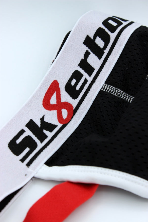 sk8erboy jockstrap aux couleurs noir, blanc et rouge, avec tissu mesh à l'avant et grand logo sur la large ceinture, en sous-vêtement fétiche, vue détaillée de l'avant