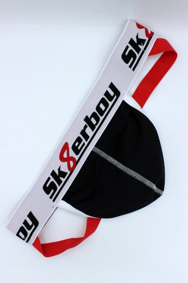 sk8erboy jockstrap en noir, blanc et rouge, avec tissu mesh à l'avant et grand logo sur la large ceinture, en lingerie fétiche, vue détaillée, complète