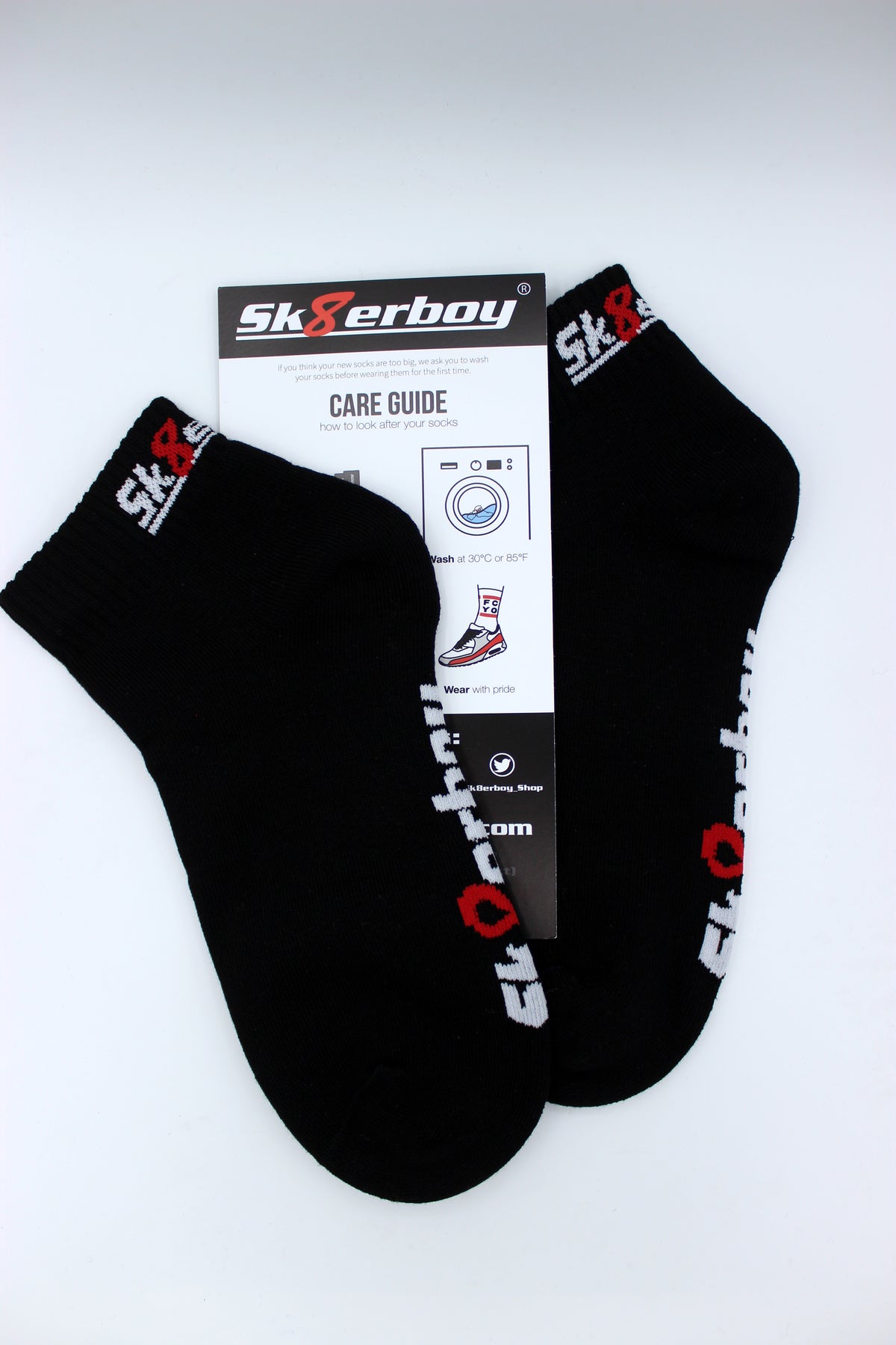 chaussettes mi-hautes noires de sk8erboy avec logo sur la bordure et sous la semelle en gros plan