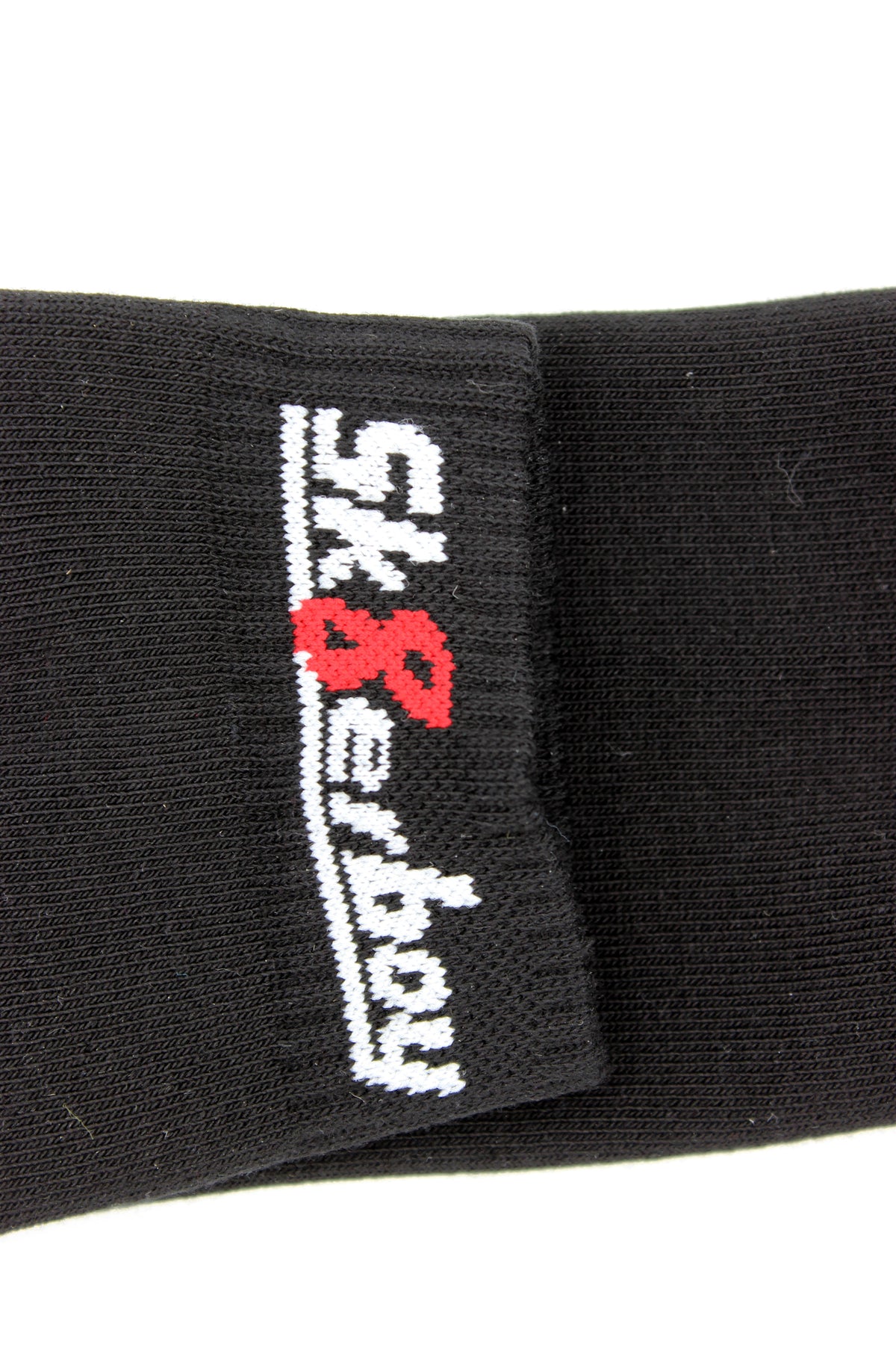 chaussettes quarter noires de sk8erboy avec logo sur la bordure et le dessous, en gros plan