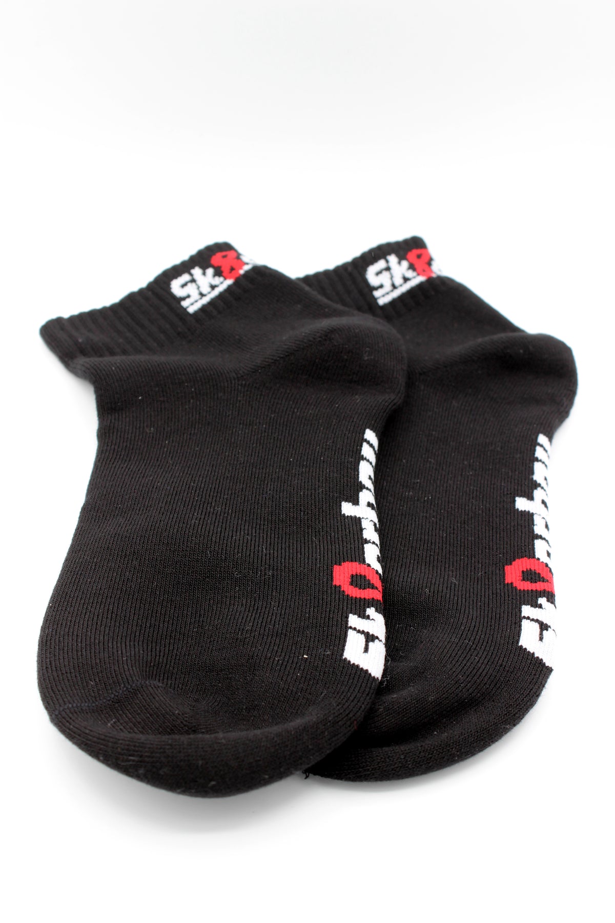 socquettes noires de sk8erboy avec logo sur la bordure et sur le dessous en gros plan