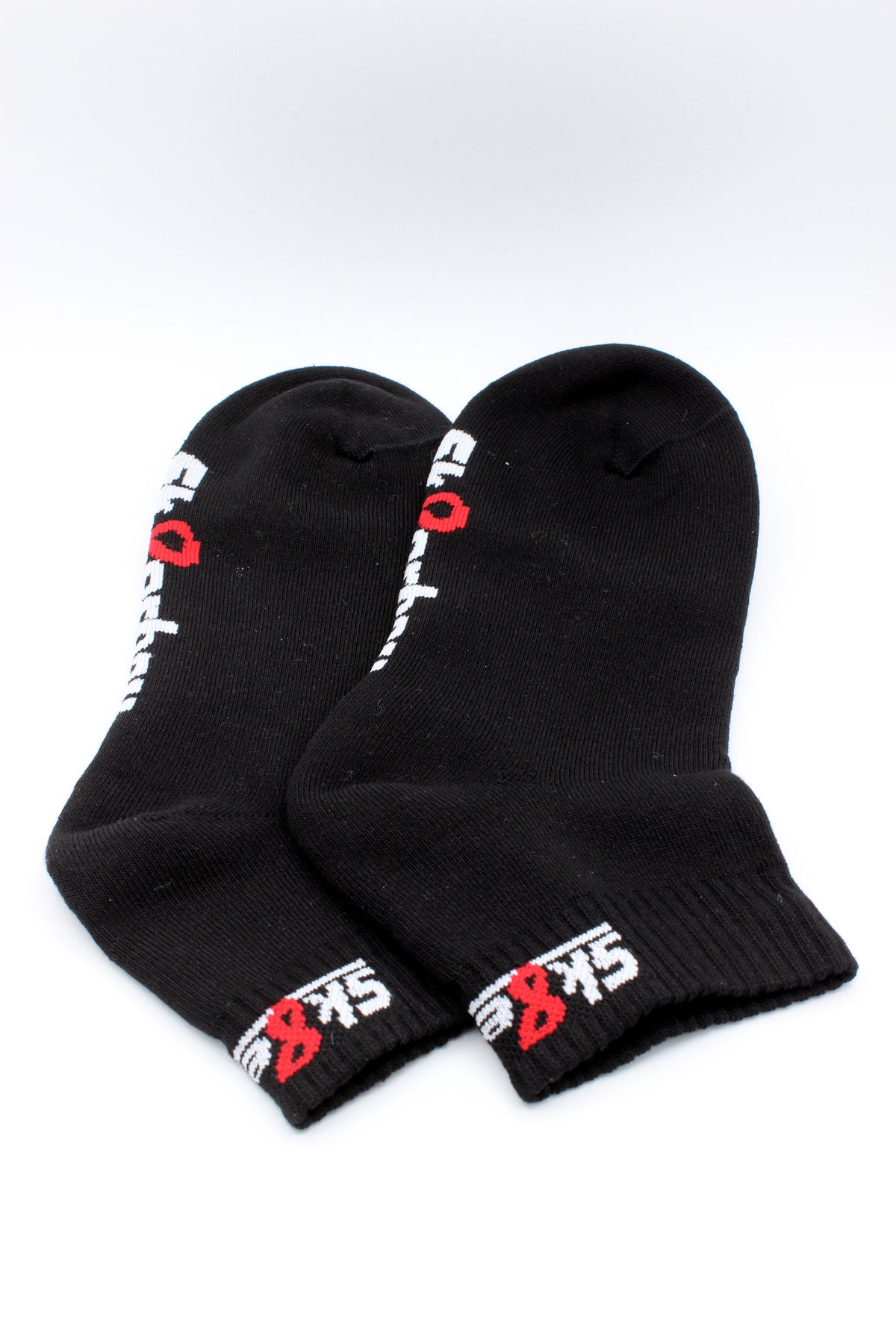 chaussettes quarter noires de sk8erboy avec logo sur la bordure et sur le dessous en gros plan