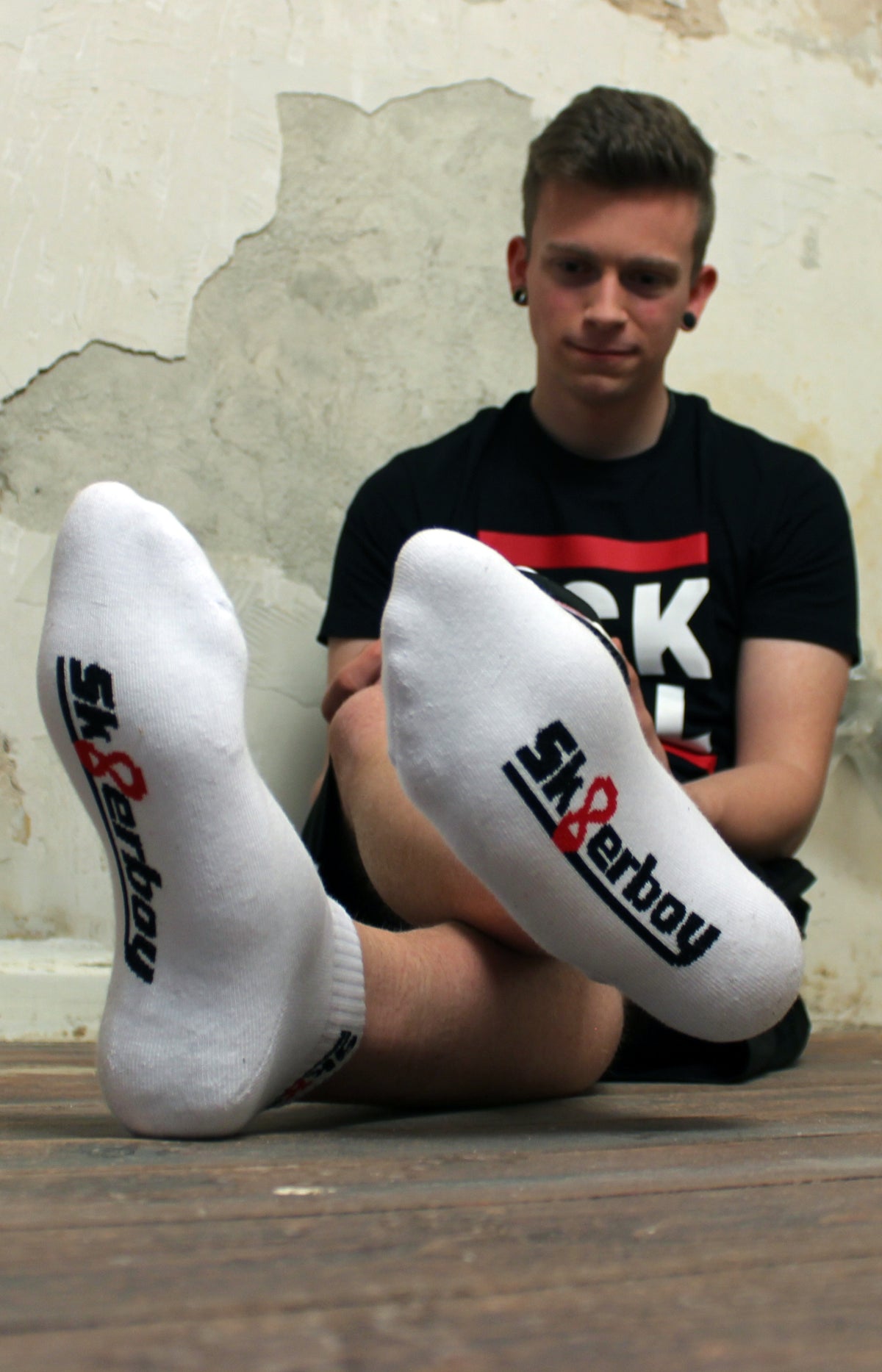 Jeune homme gay avec des chaussettes quarter Sk8erboy blanches