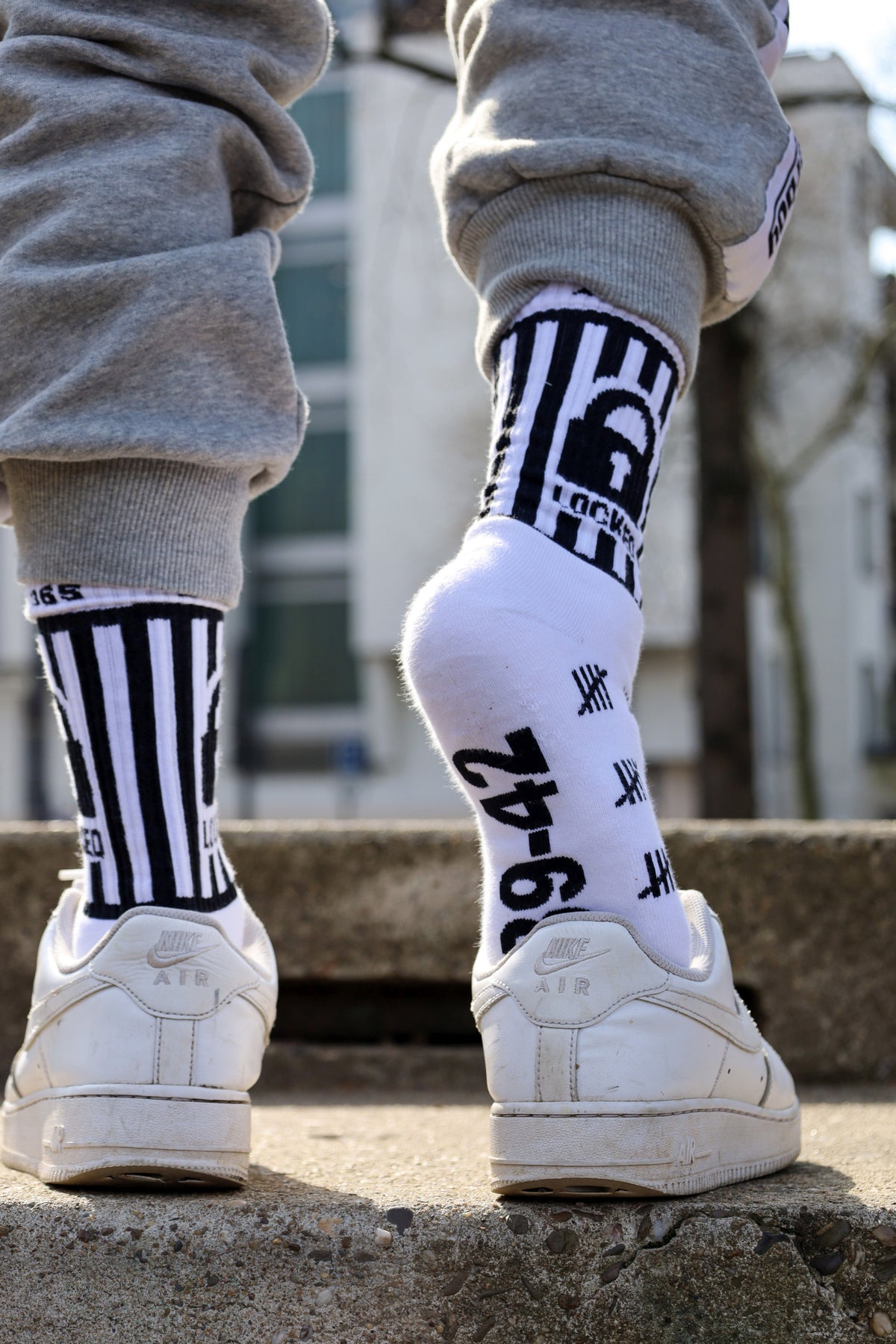 jeune gay portant des chaussettes verrouillées de sk8erboy avec cadenas à la taille et 365 24/7 à la taille, pour les fans de chasteté, de keuschheit ou de bondage et de nike air