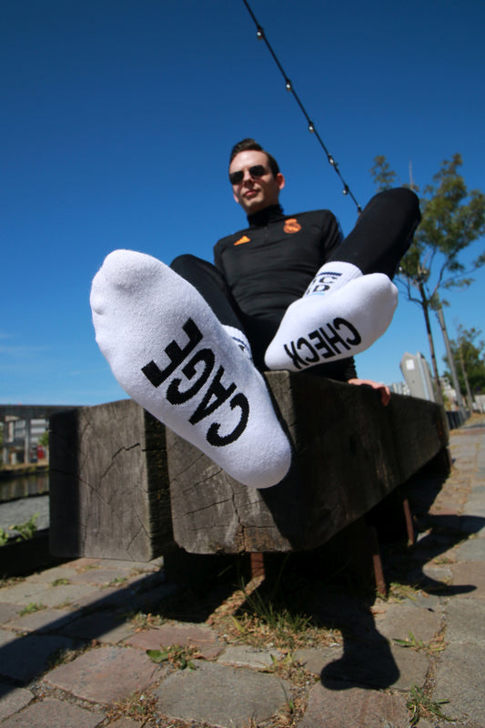 Chaussettes de sport blanches KINK3D® X Sk8erboy® LOCK3D avec design noir et bleu clair
