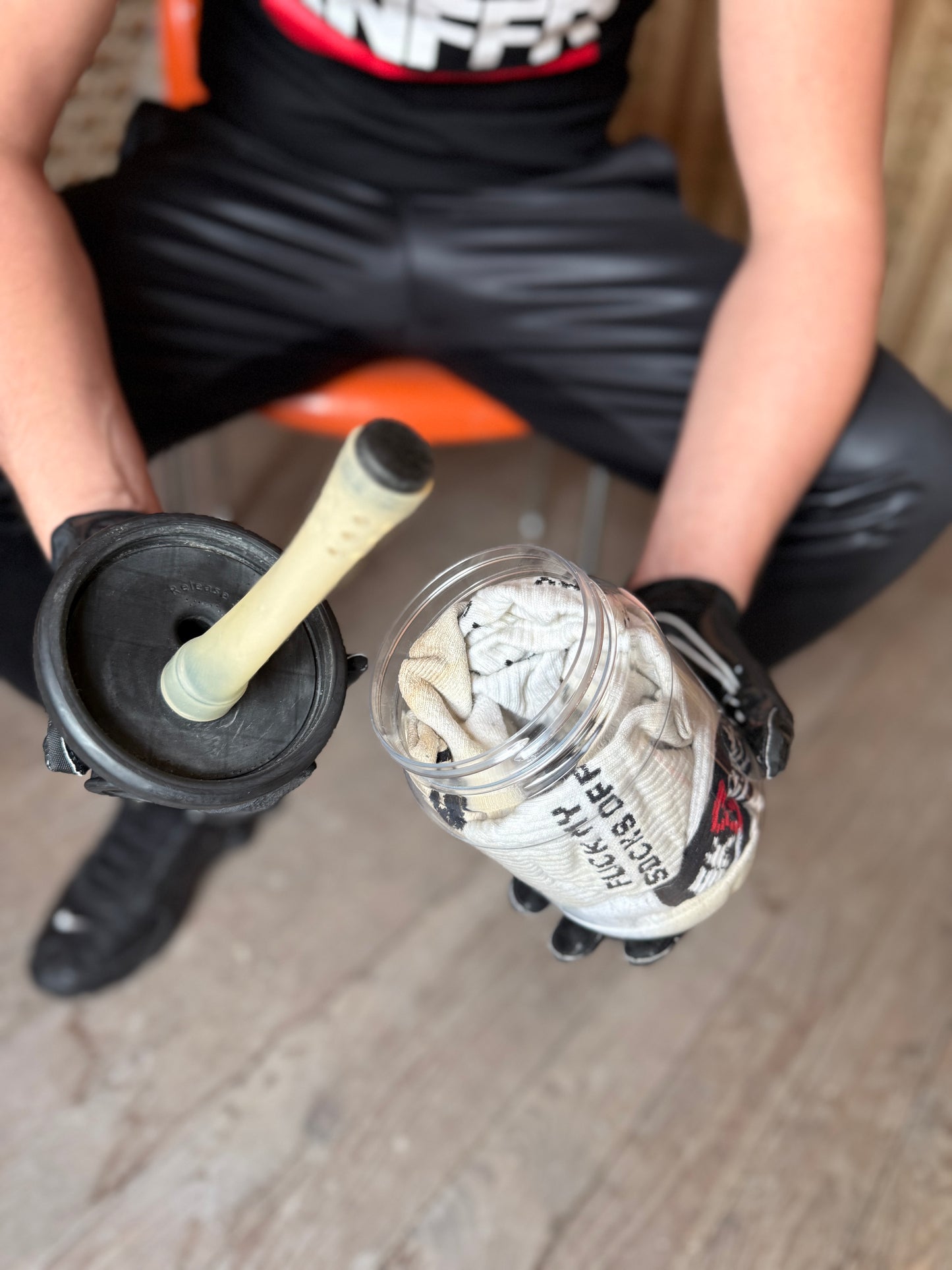 Person in schwarzer Hose und Handschuhen h√§lt offenes Sk8erboy Vast Sniffer Glas mit Sockenf√ºllung und Filtereinsatz.