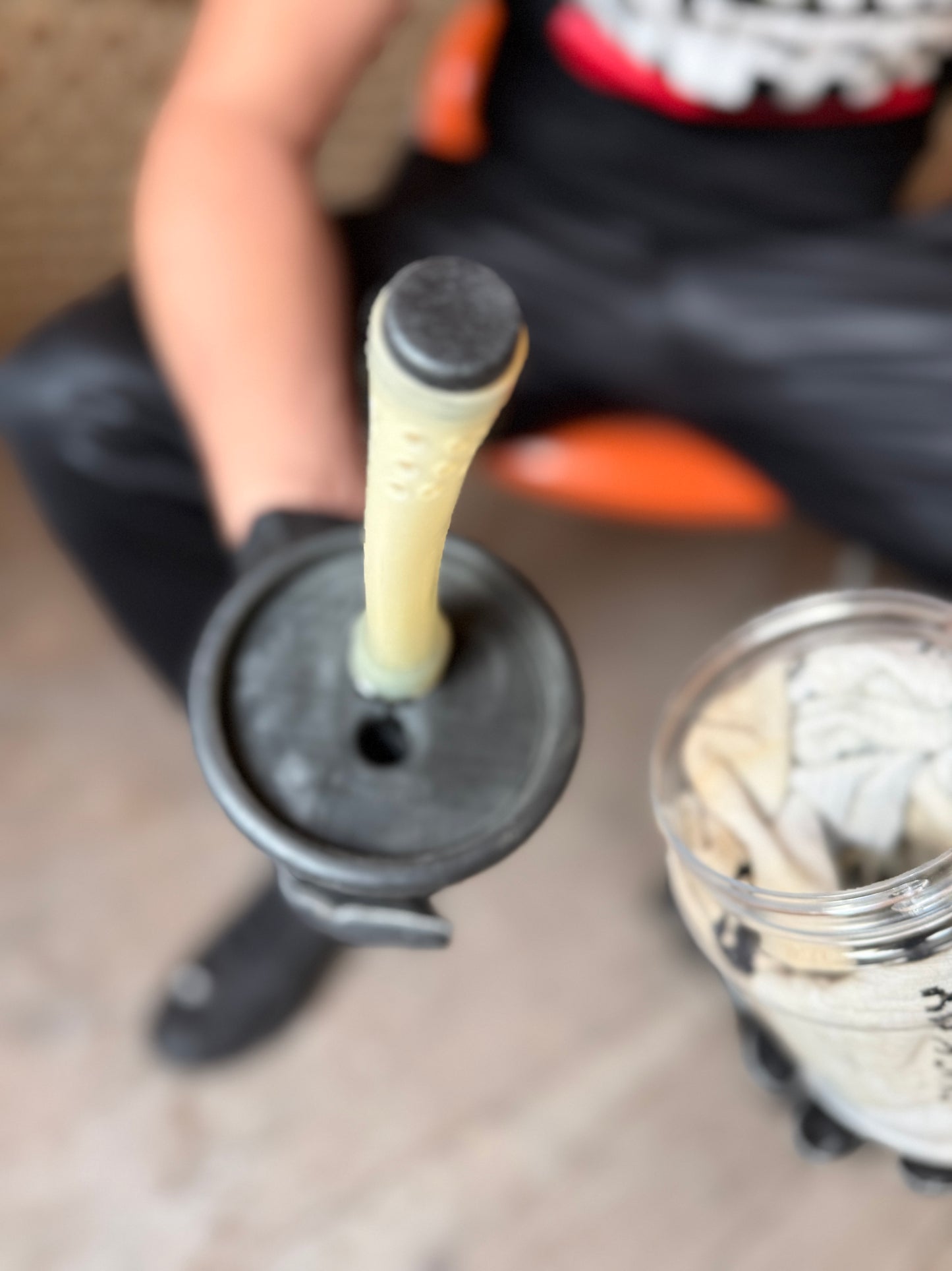 Nahaufnahme des Filtereinsatzes im Deckel des Sk8erboy Vast Sniffer Glases vor dem Einsetzen.