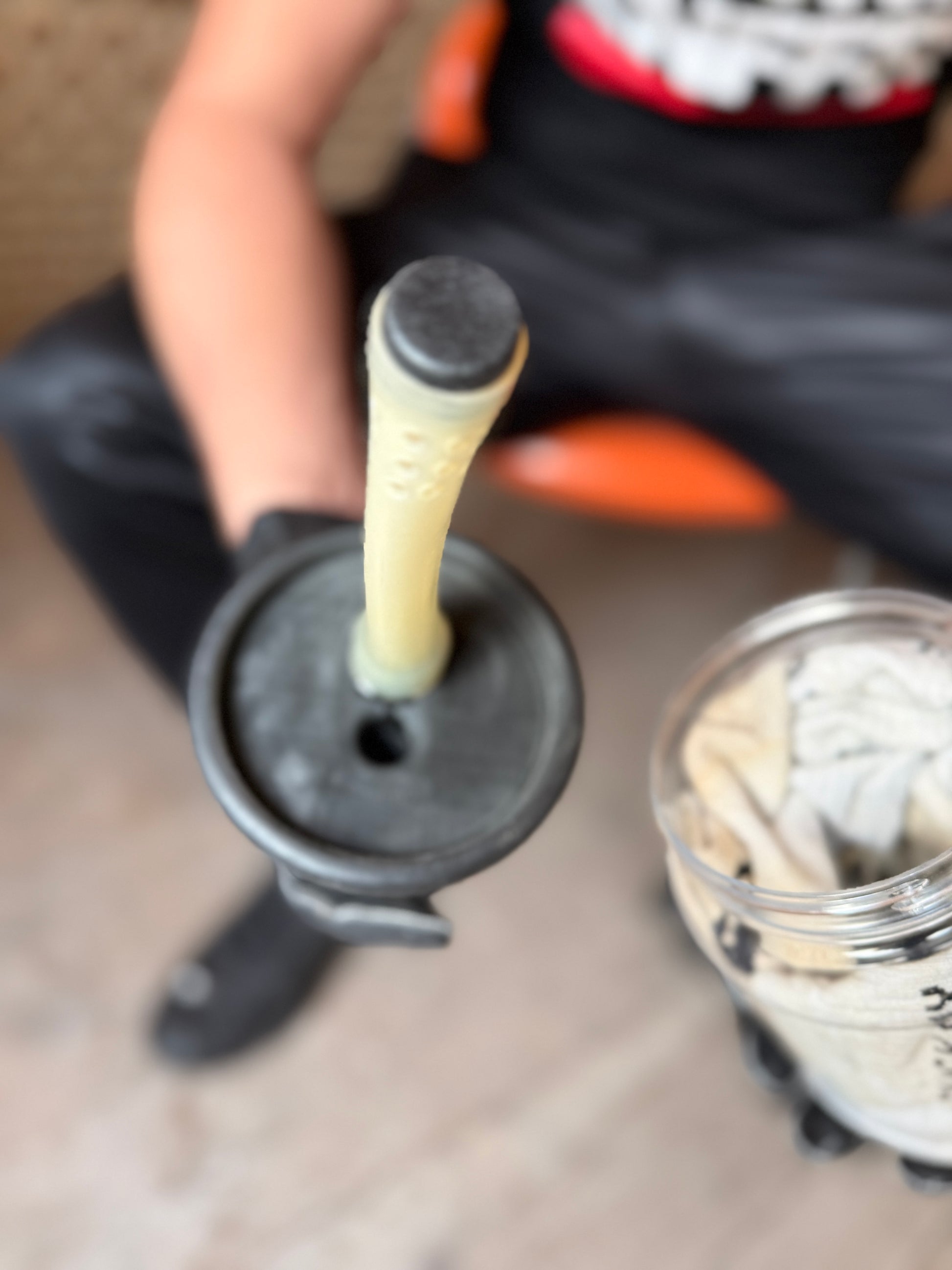 Nahaufnahme des Filtereinsatzes im Deckel des Sk8erboy Vast Sniffer Glases vor dem Einsetzen.