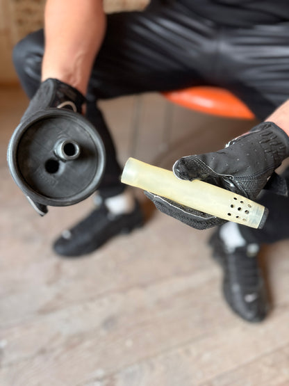 Person mit schwarzen Handschuhen h√§lt Deckel und entnommenen Filtereinsatz des Sk8erboy Vast Sniffer Glases.