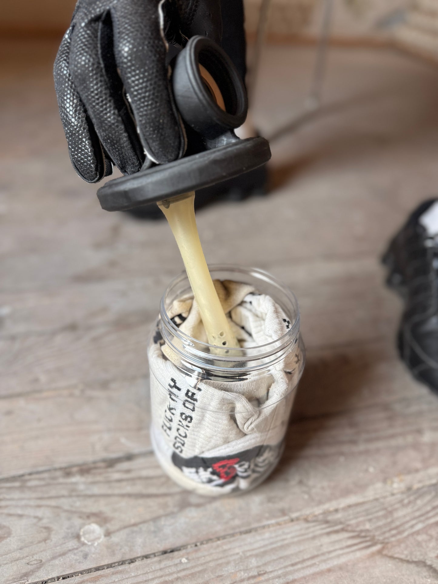 Filtereinsatz wird in das geöffnete Sk8erboy Vast Sniffer Glas mit weißen Socken eingesetzt.