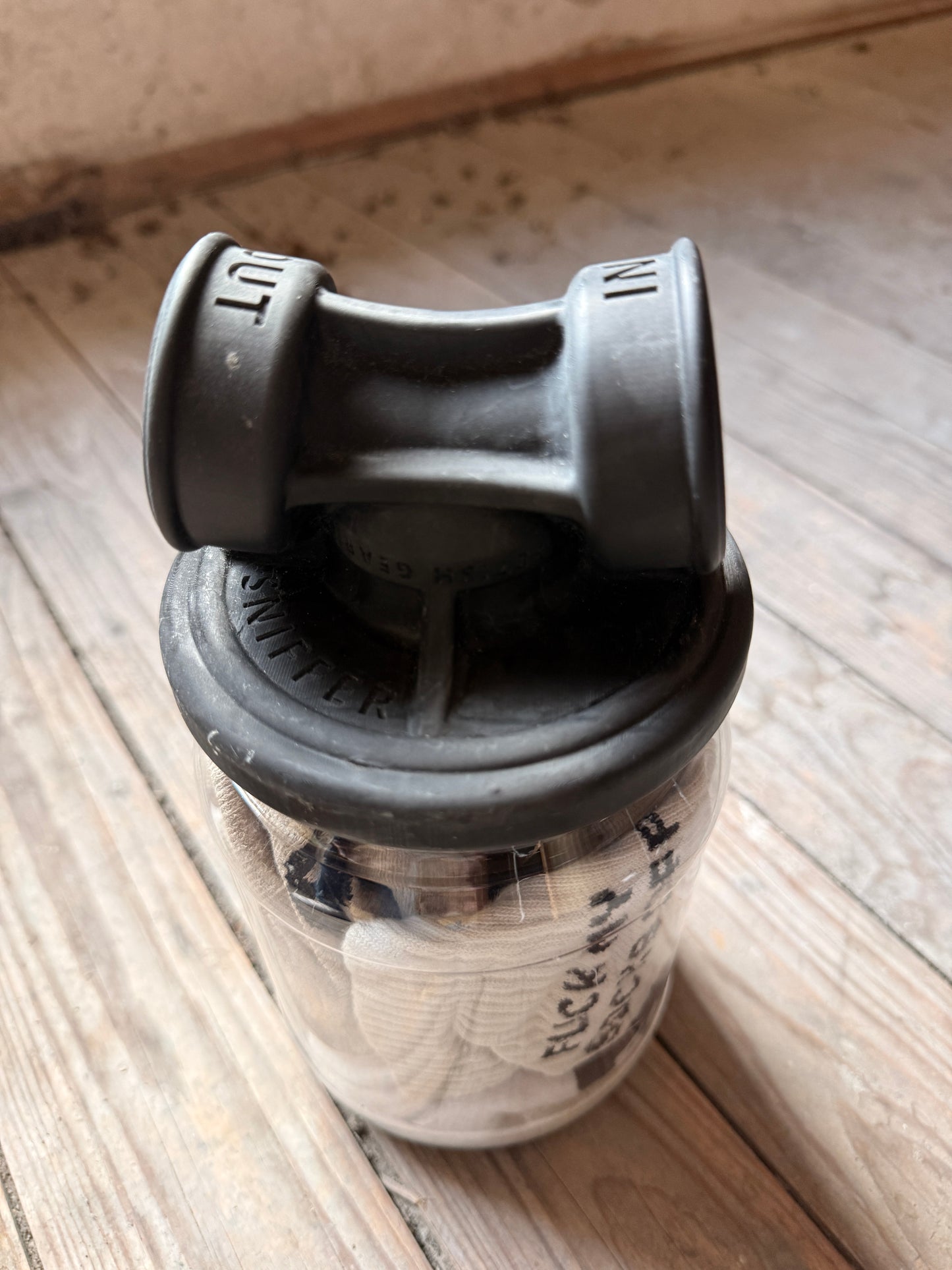 Sk8erboy Vast Sniffer Glas mit schwarzem „IN/OUT“-Filteraufsatz und sichtbaren Socken im Inneren.