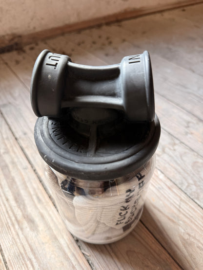 Sk8erboy Vast Sniffer Glas mit schwarzem „IN/OUT“-Filteraufsatz und sichtbaren Socken im Inneren.