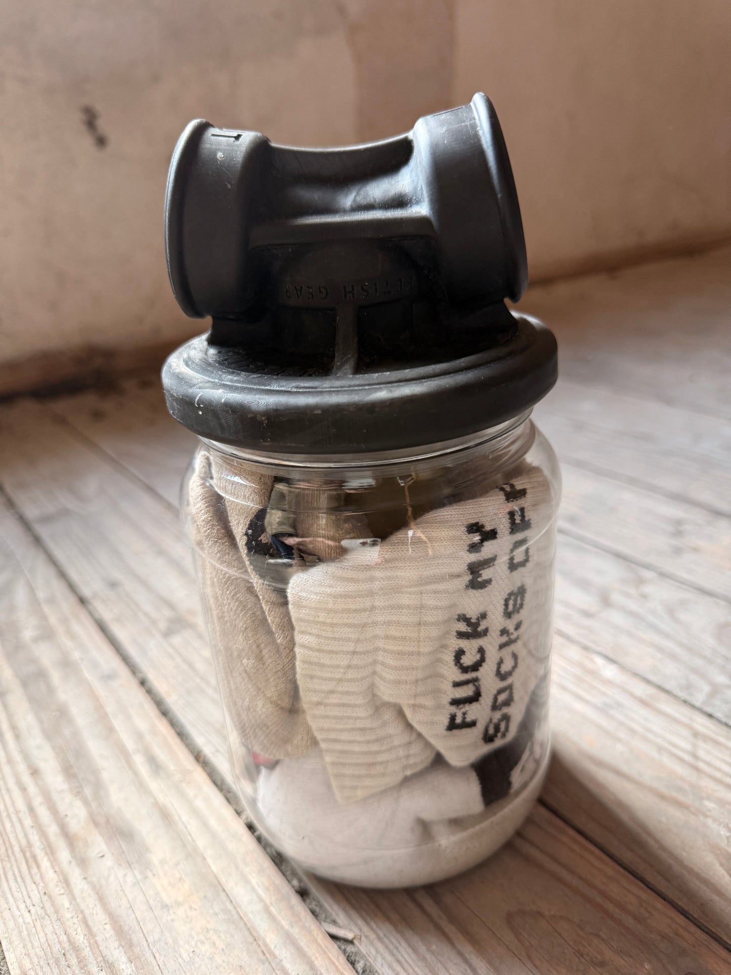 Glas mit Socken, Aufschrift „Fuck my socks off“, verschlossen mit einem Vast Sniffer Aufsatzdeckel.