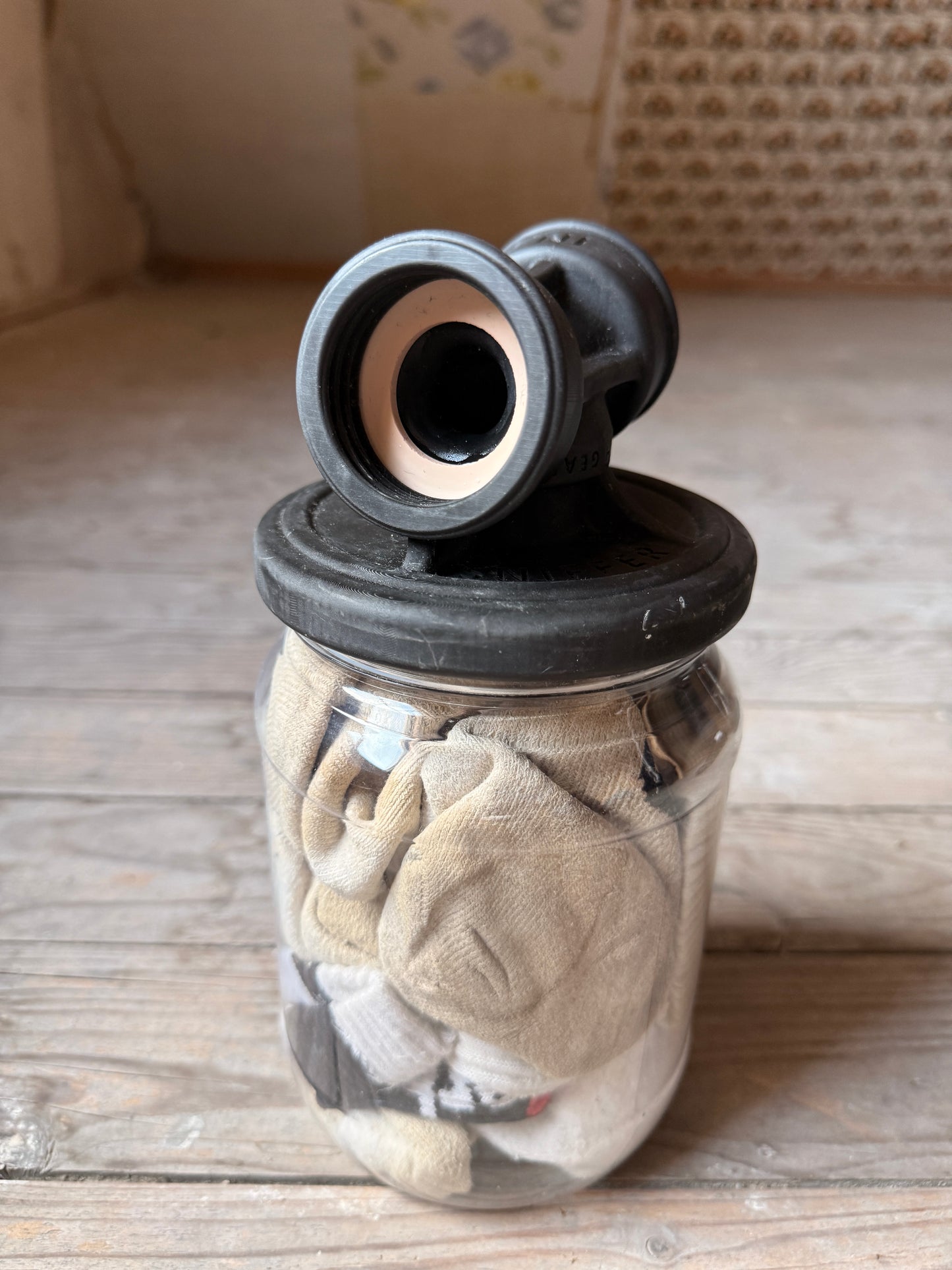 Nahaufnahme eines Sk8erboy Vast Sniffer Glases mit gebrauchten Socken im Inneren und schwarzem Filterdeckel.